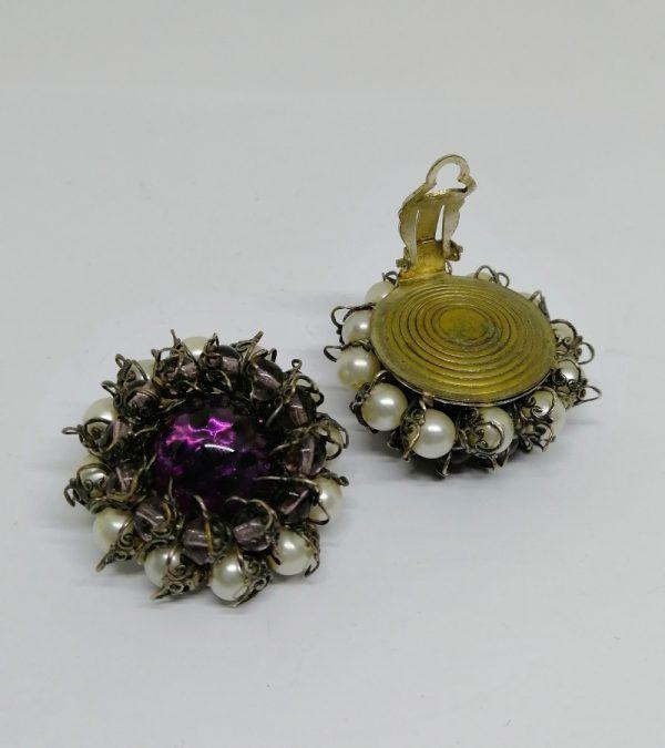 paire de boucles d'oreilles en métal jaune avec perles d'imitation et cabochon de verre époque 1930