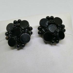 clips d'oreilles en métal jaune et pâte de verre noire 1920-30