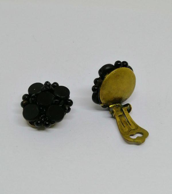 clips d'oreilles en métal jaune et pâte de verre de couleur noir époque 1920-30
