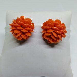 clips d'oreilles métal jaune et pastilles plastique orange 1940-60