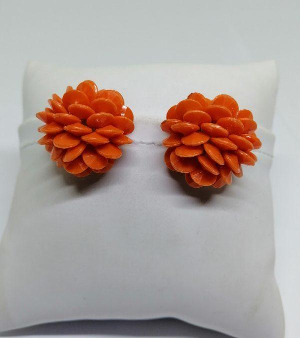 clips d'oreilles métal jaune et pastilles plastique orange 1940-60