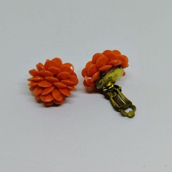 clips d'oreilles en métal jaune et pastilles en plastique de couleur orange 1940-60