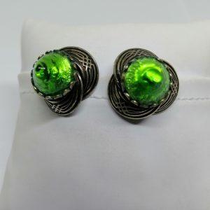 paire de clips d'oreilles en métal blanc et cabochon de pâte de verre couleur verte 1930