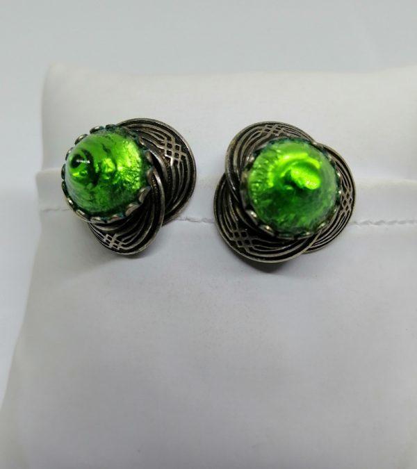 paire de clips d'oreilles en métal blanc et cabochon de pâte de verre couleur verte 1930