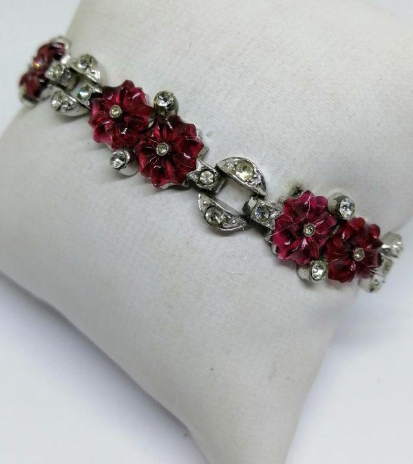 bracelet en métal blanc avec fleurs en pâte de verre rouge rubis et pierres blanches époque 1930
