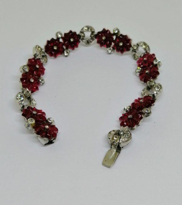 bracelet en métal blanc avec fleurs en pâte de verre rouge rubis et pierres blanches art déco 1930
