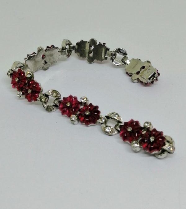 bracelet en métal blanc avec fleurs en pâte de verre rouge rubis et pierres blanches époque art déco 1930