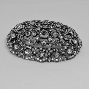 Broche argent ajourée sertie de cristal taillé 1900