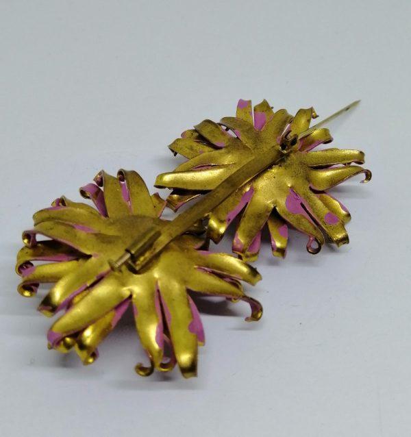 broche en laiton avec fleurs peintes en rose 1900