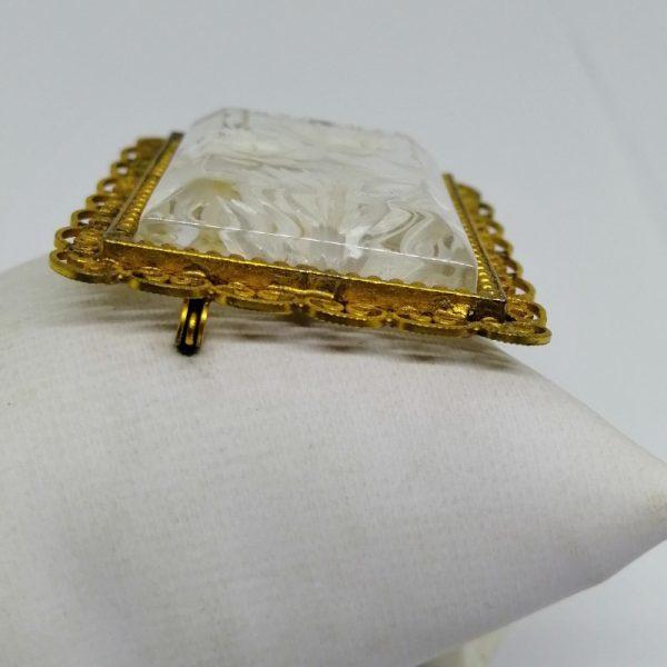 broche cadre laiton et centre en plexiglas avec motifs de fleurs 1900