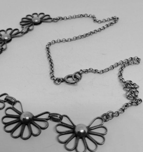 collier argent art déco avec demi-fleurs ajourées 1930