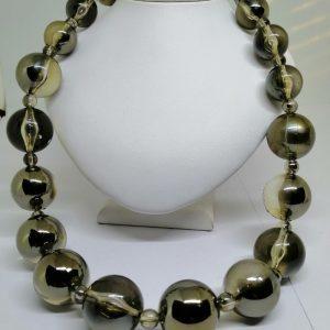 collier avec boules en plexiglas 1960-70