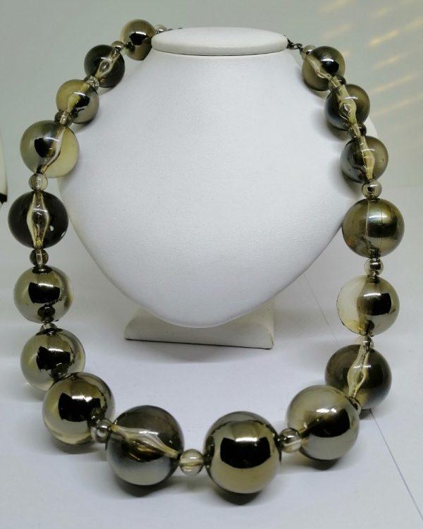 collier avec boules en plexiglas 1960-70