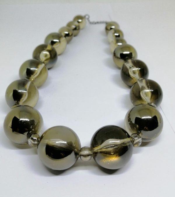 collier grosses boules en plexiglas 1960-70