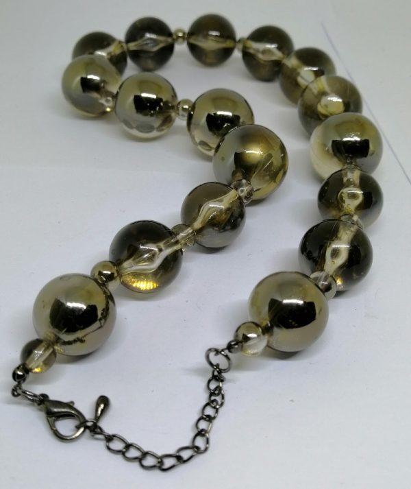 collier avec grosses boules en plexiglas 1960-70