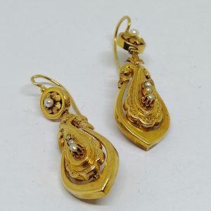 paire de boucles d'oreilles pendantes en or rose avec perles fines vers 1870-90