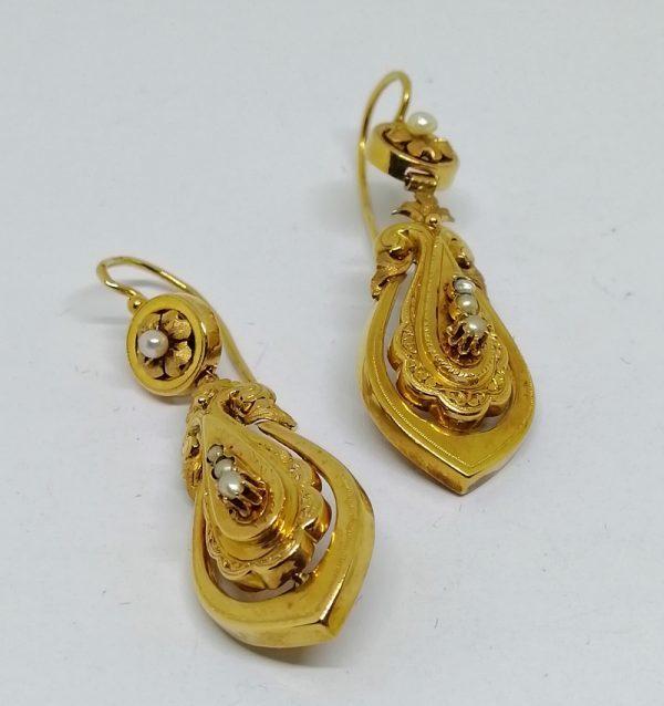 paire de boucles d'oreilles pendantes en or rose avec perles fines vers 1870-90