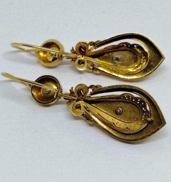 paire de boucles d'oreilles pendantes en or rose avec perles fines vers 1870-90