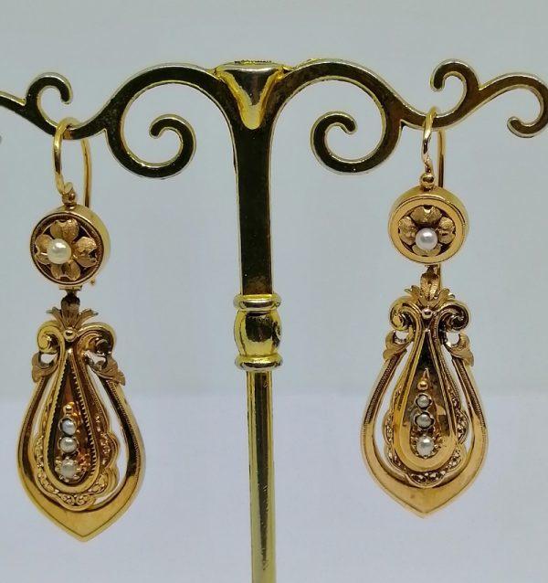 paire de boucles d'oreilles pendantes en or rose et perles fines vers 1870-90