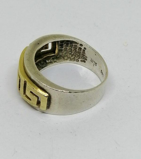 bague en argent et or 14ct avec découpe de frise à la grecque bijou vintage vers 1970-80.