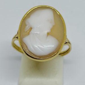 bague en or avec portrait sur camée coquillage vers 1880