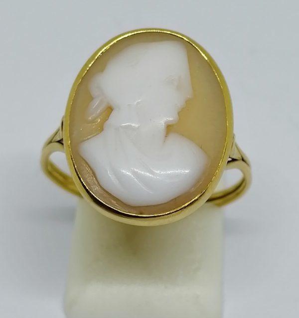 bague en or avec portrait sur camée coquillage vers 1880