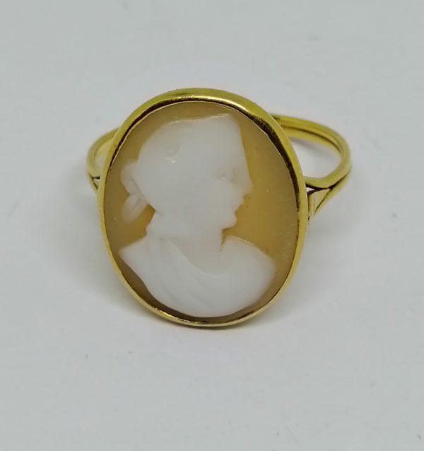 bague en or avec camée coquillage représentant un portrait de femme vers 1880