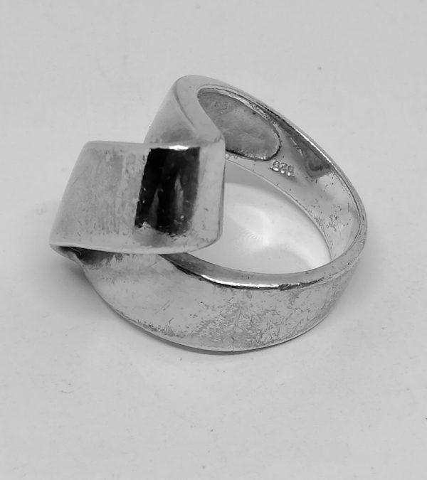 bague argent modèle façon ruban vintage vers 1980-90.