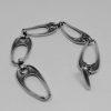 bracelet argent avec maillon ovale ajouré et courbe bijou vintage français vers 1960-70.