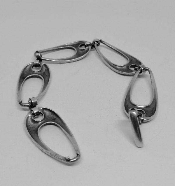 bracelet argent avec maillon ovale ajouré et courbe bijou vintage français vers 1960-70.