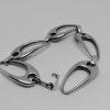 bracelet argent avec maillon ovale ajouré et courbe bijou vintage français vers 1960-70.
