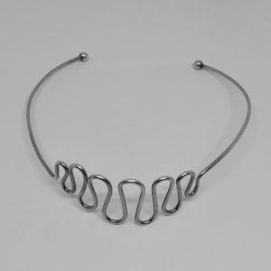 collier argent façon fil torsadé, bijou vintage vers 1960-70