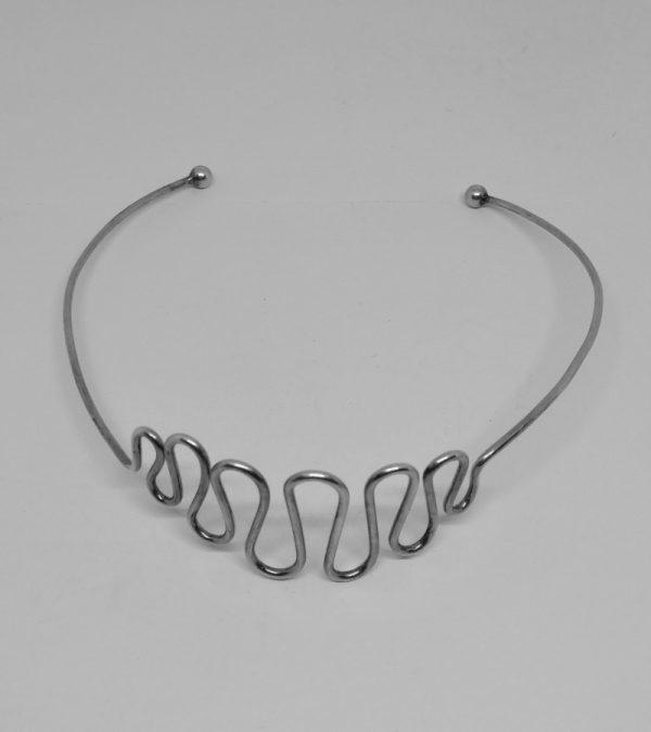 collier argent façon fil torsadé, bijou vintage vers 1960-70