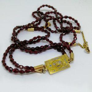 collier double rang de grenats facettés et monture or avec fermoir émaillé vers 1820