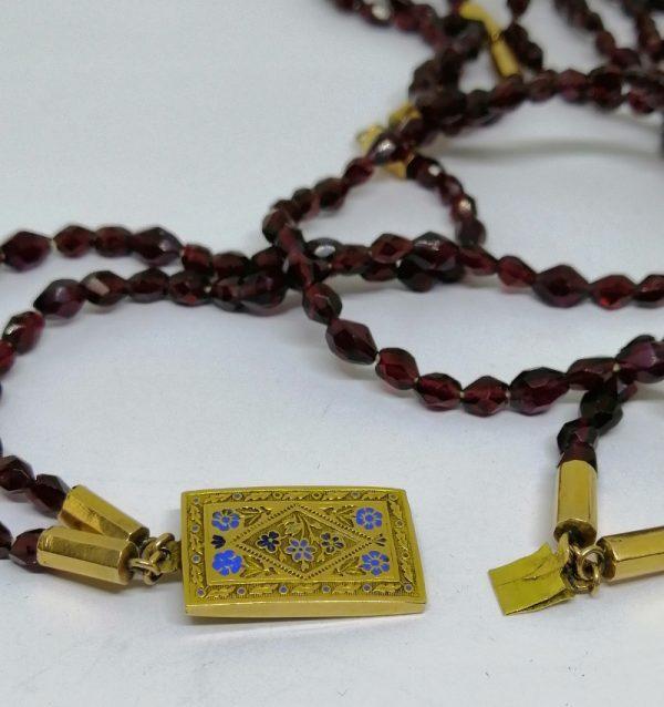 collier double rangs avec grenats facettés et monture en or avec fermoir émaillé vers 1820