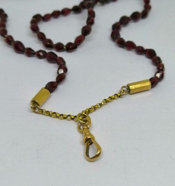 collier double rangs de grenats facettés et monture en or avec fermoir émaillé vers 1820