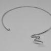 collier argent cerceau vintage façon ruban vers 1960-80.