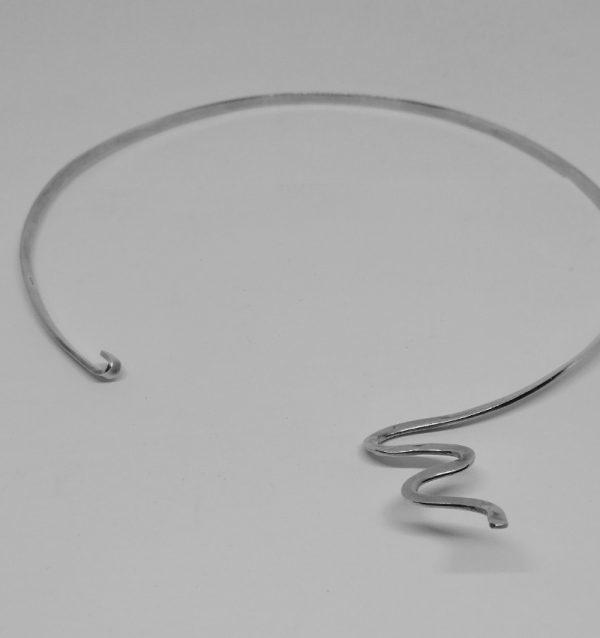 collier argent cerceau vintage façon ruban vers 1960-80.