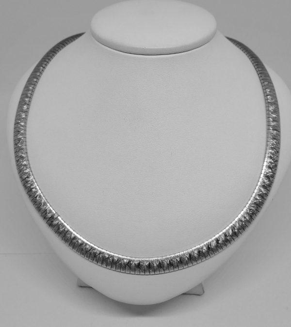 collier argent maillon plat ouvragé bijou vintage vers 1960-80