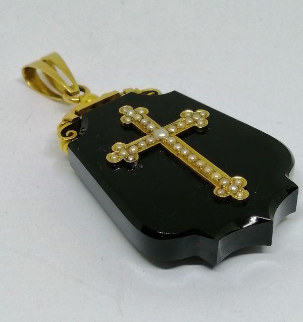 gros pendentif en onyx et or avec demi-perles fines vers 1860