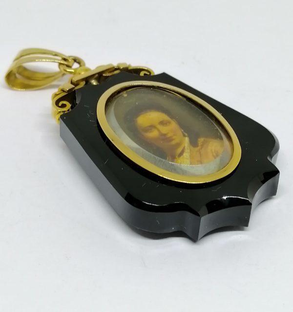 gros pendentif en or et onyx avec demi-perles fines vers 1860