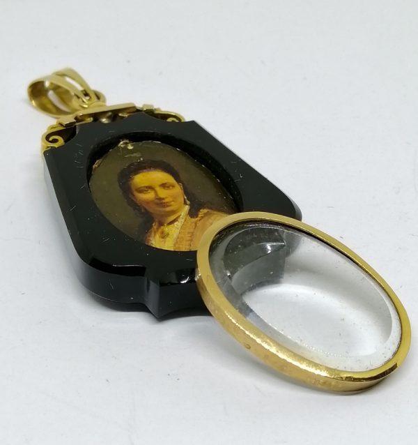 gros pendentif en or et onyx avec demi-perles fines vers 1860