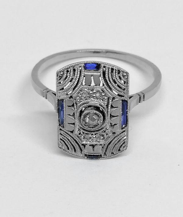 bague en or gris , platine et roses de diamants vers 1930