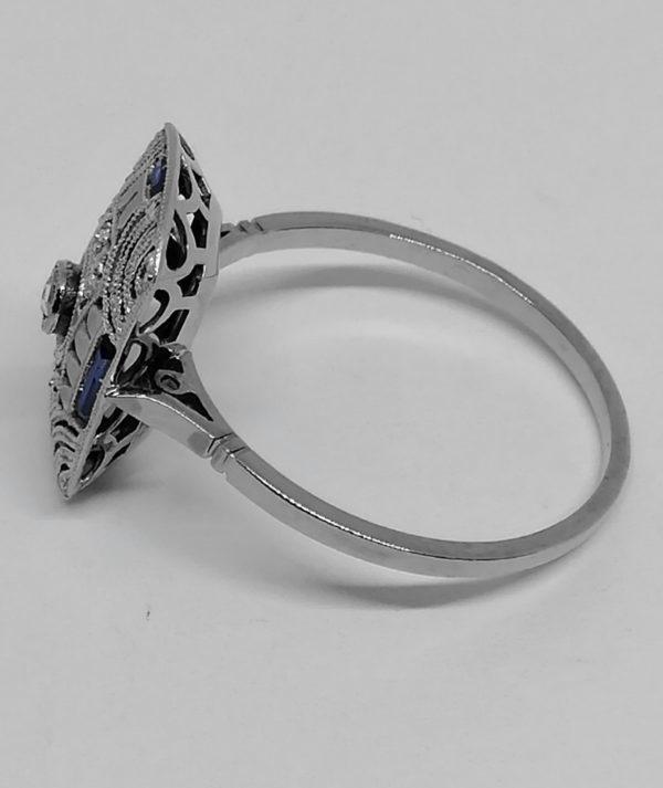 bague en or gris , platine et roses de diamants vers 1930