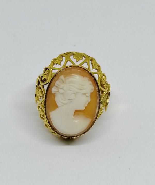 bague or jaune avec camée coquillage vers 1940