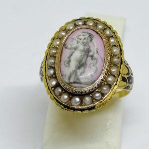 bague or jaune avec miniature émaillée et demi-perles fines vers 1860