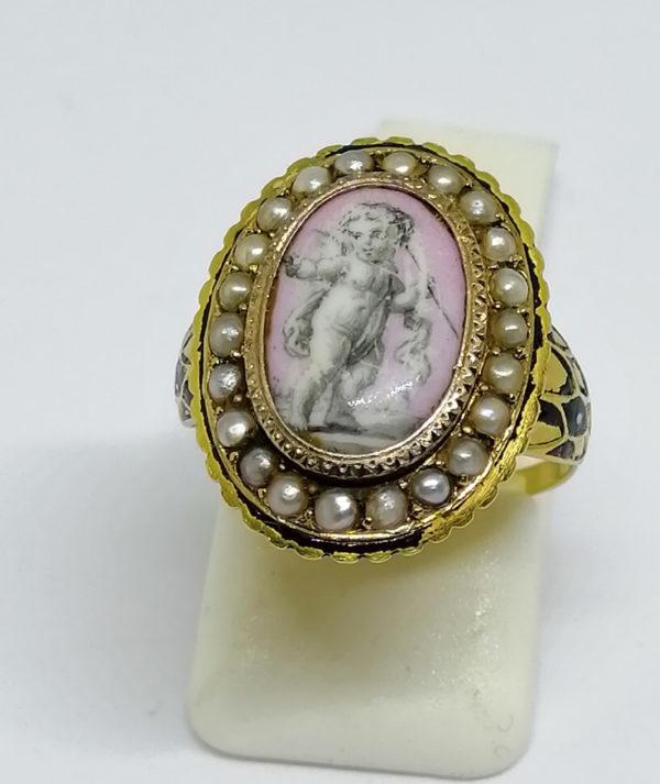 bague or jaune avec miniature émaillée et demi-perles fines vers 1860
