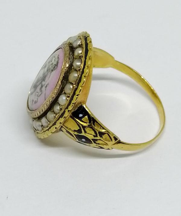 bague en or jaune avec miniature émaillée et demi-perles fines vers 1860