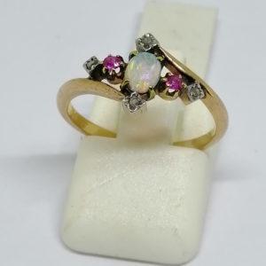 bague en or rose avec opale, rubis et roses de diamants vers 1900