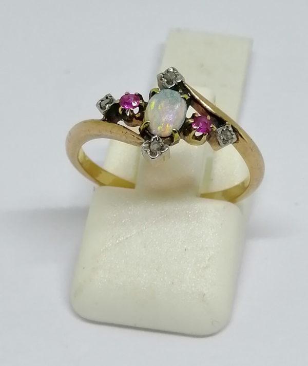 bague en or rose avec opale, rubis et roses de diamants vers 1900